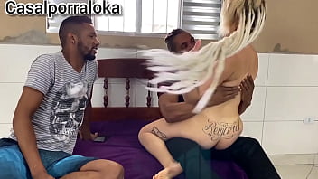 Irmãzinha Loira Se Exibe Para Os Irmãos E Acaba Sendo Dominada Por Eles Sem Piedade