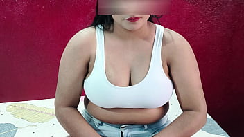 दर्जी ने भाभी के ब्लाउज के साथ-साथ उसकी गीली चूत की अंदरूनी गहराई तक अपनी उंगलियाँ घुसाकर नाप ली