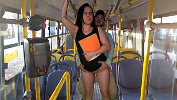 Aluna é Arregaçada Com Força Dentro Do ônibus Lotado, Gemidos Altos Enchem O Veículo Enquanto Passageiros Assistem!