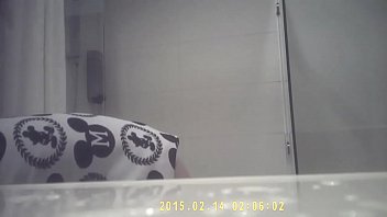 偷窥姐姐诗诗洗澡，看她那对娇嫩小奶在雾气中若隐若现