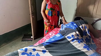 पत्नी के ऑफिस जाने के बाद पति ने नौकरानी को जबरदस्ती चोदा, गर्म आवाज में