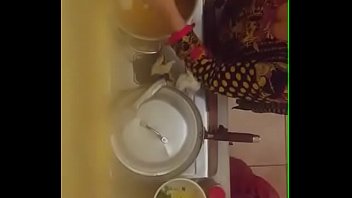 Aunty’s Desi Cleavage Tease