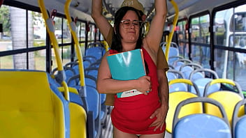 Aluna Arregaçada E Levando Rola Sem Dó Dentro Do ônibus Lotado, Todo Mundo Vendo A Putinha Gemendo No Meio Do Povo