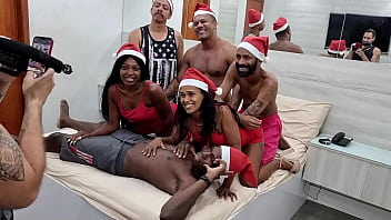 Entre Lençóis Natalinos, India Juju E Malevola Black Se Entregam A Uma Noite De Prazer Selvagem, Com Muito Sexo Anal Ardente E Gemidos De Desejo.
