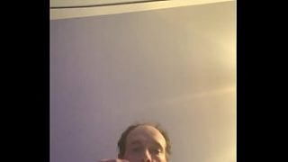 Elle Se Fait Jouir Avec Passion Dans Le Salon, Son Corps Offert à Tous Les Regards.