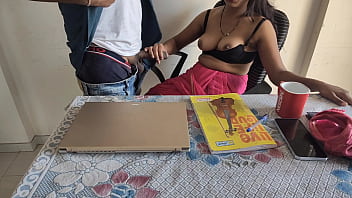 ऑफिस में काम करती हुई देसी भाभी को मैंने ज़बरदस्त चोदा, उसकी चीखें गूंज उठीं कमरे में