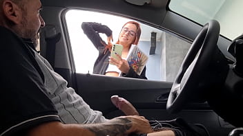 Exibindo Meu Corpo Suado E Gemendo Alto Enquanto Me Toco Na Calçada Para Todos Os Voyeurs Famintos