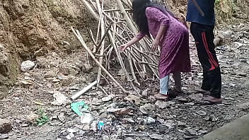 पड़ोस की आंटी ने मेरी मदद के बदले मुझे अपनी गर्म चुदाई का मज़ा दिया