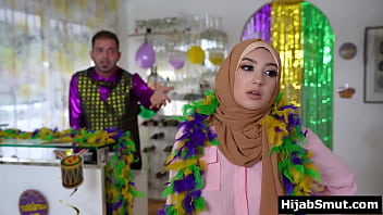 Innocent Muslim Maiden Eagerly Takes Her Lover’s Thick Length Into Her Mouth For The Very First Time
