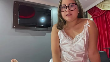 Mi Tía Madrastra Y Yo Compartimos Cama En Un Viaje Familiar Y Terminamos Follando Por Accidente.