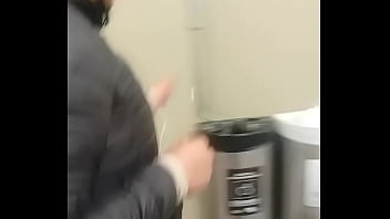 En Plena Calle Le Froto Mi Verga Contra Su Culo Y Ella Sin Pudor Me La Agarra Con Ganas