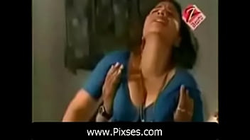 Sizzling Indian Aunty’s Steamy Seduction Scene