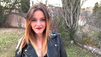 Skyla Mérite Trois Queues Bien Dures Rien Que Pour Son Plaisir