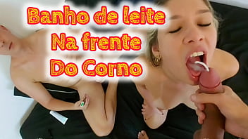 A Vadia Jorra Leite Na Cara Do Corno Enquanto Se Afoga Em Torrentes De Porra