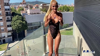 Tímida Y Ardiente Cubanita Se Excita Al Mamar Desnuda En Público, Implorando Por Chorros De Leche Caliente Sobre Sus Enormes Tetas. Gabriela Flores Y Víctor Bloom.