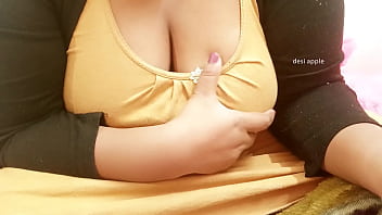 Voluptuous Hyderabadi Aunty With Luscious, Heavy Curves