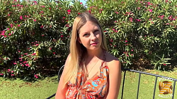Rebecca, La Blonde En Chaleur, Réclame Deux Queues Pour Se Faire Démonter