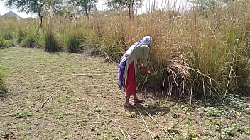 साली, तू तो पक्की रांड बनने चली है… सुन, तेरी सुहागरात की गर्म फोटोज़ हमारे पास हैं, जब हमने तुझे जमकर चोदा था देसी स्टाइल में।