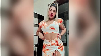 Morena Ardente Exibindo Seus Seios Suculentos E Provocantes