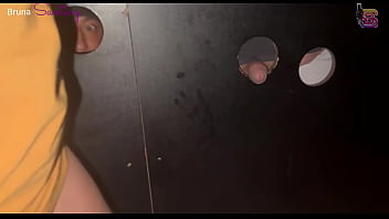 Safada No Buraco, Gozando Nos Paus Alheios Enquanto O Corno Só Filma