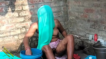 Desi Radhika’s Steamy Village Bathing Video In Hindi