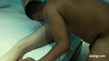 Gemendo De Tesão Na Pica Do Amante Enquanto O Marido Não Vê