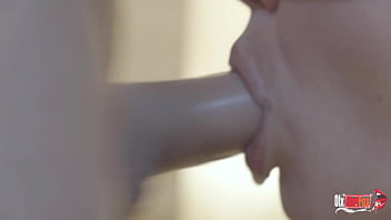 شهوتي تتفجر بلعابي وهو يغتصب حلقي بقضيبه المتصلب