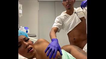 Médico Caliente Seduce A Su Paciente En La Sala De Examen