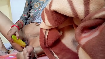 भाभी की गर्म चूत में खीरा घुसाते देखा