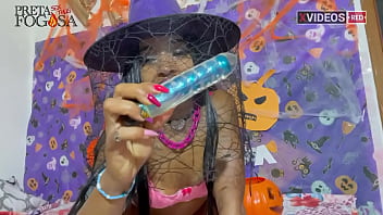 Novinha Arregaçada Vai Gozar Gostoso E No Final Esguicha Na Noite De Halloween