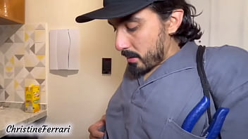 Esposa Fogosa Paga O Conserto Com O Corpo, Dando Para O Eletricista Bem Dotado Enquanto O Marido Corno Assiste De Camarote