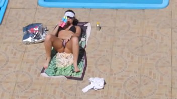 Flagra Safada Da Piscina: A Garota Se Masturbando Na Água
