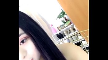Nóng Bỏng Cô Nàng Dáng Chuẩn Khoe Hàng Nóng Trong Livestream