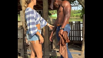 Negão Dotado De Piroca Enorme Fode A Esposa Safada Do Patrão No Celeiro, A Vadia Adora Ser Exibida Como Hotwife – Rainha Dos Cornos Oferece O Cu Pra Negro Cavalão / VÍdeo Completo E Sem Censura Nos Links Quentes Do Perfil, Vem Ver Essa Putaria! Inscreva-se Agora Para Mais Suruba De Casal Liberado.