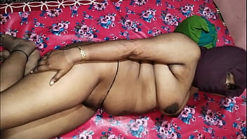बेटे की गेंद खेलने की लत छुड़ाने के लिए माँ ने उसका लंड चूसा