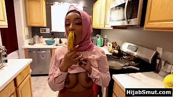 Ebony Muslim Beauty Masters The Art Of Sensual Oral Pleasure