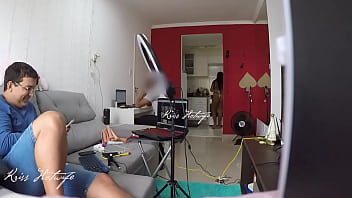 Esposa Exibe Biquíni Transparente Para O Técnico Enquanto O Marido Assiste