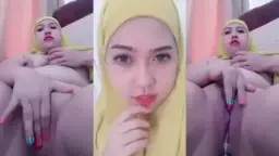 Milf Berjilbab Kuning Menggoda, Mengocok Memeknya Yang Menggairahkan