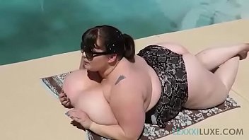 Voluptuous Lexxxi Luxe Seduces The Pool Boy With A Daring Topless Display