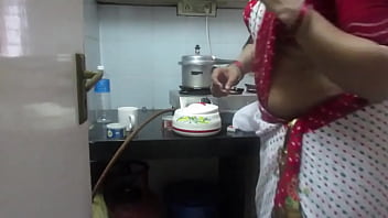 Leena Bhabhi’s Sizzling Midriff Seduction As The Housewife Next Door