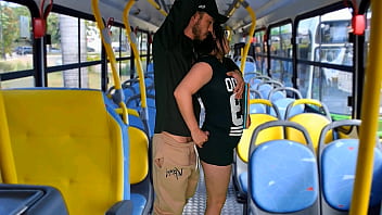 Apertada E Provocada No ônibus Lotado, Ela Geme Baixinho Em Público