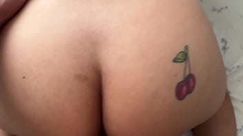 Sorprendió A Su Hermanastra Desnudándose En Cámara, Y Ahora Ella Haría Cualquier Cosa Para Que él Guarde El Secreto.