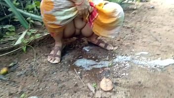 Desi Aunty’s Wild Outdoor Pee Show You Can’t Miss