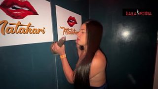 Gloryhole: O Pauzão Delicioso Que Me Encheu De Tesão Na Frente Do Corno, Enquanto O Outro Era Minúsculo E Peludo!