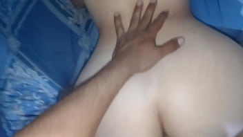 Hijastra Ardiente Suplica A Su Padrastro Que Le Alivie La Comezón En Las Nalgas Y Acaba Recibiendo Una Tremenda Cogida Por El Culo