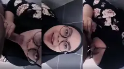 Jilbab Hitam Yang Menggoda Di Kamar Mandi