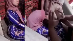 Menggoda Atasan Dengan Jilbab Sensual Yang Mengguncang Dunia Maya