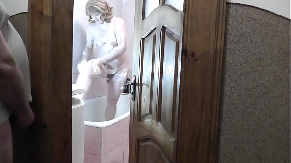 Peeping Stepdad’s Secret: Spying On His Shower And Stroking To A Climax