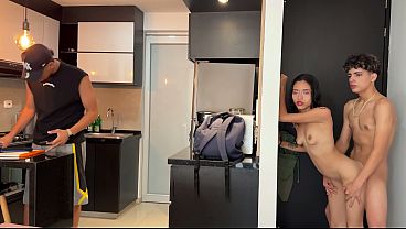 La Ardiente Vecina Me Seduce Para Clavársela Salvaje Mientras Su Marido Mira.