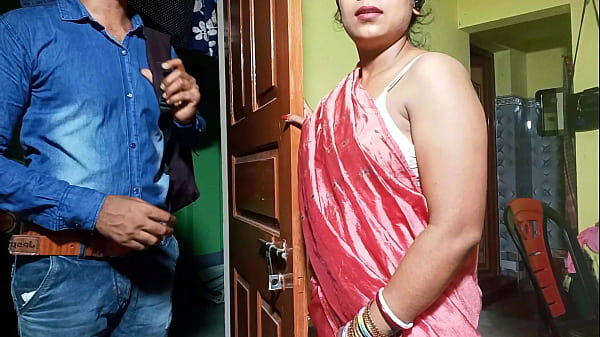 ब्रा सेल्समैन ने भाभी को लुभाकर जबरदस्त चुदाई की, हिंदी में गंदी आवाज़ के साथ